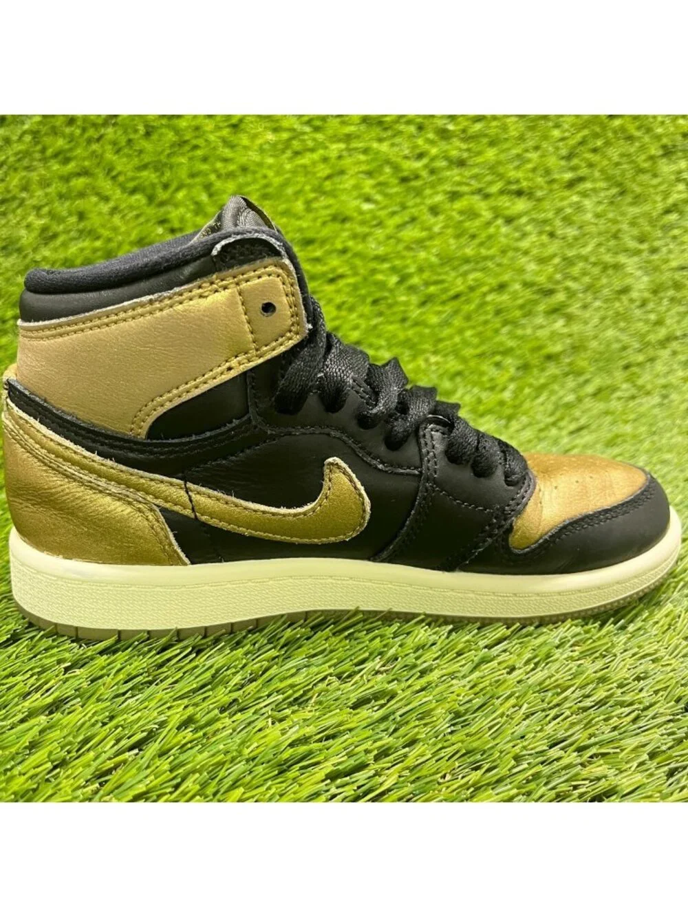 Nike Air Jordan 1 Retro Boys Size 1Y Gold Black Athletic Leather Shoes Sneakers
